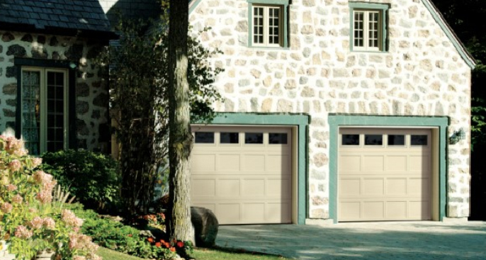 Traditionnal house with garage doors
