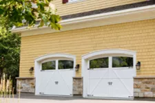 House with 2 garage doors